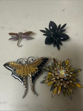 Vintage-Inspired Multi-Brooch Set in Black, Gold, Yellow, Pink